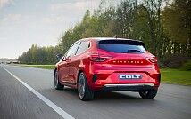 mitsubishi_colt_2023_czerwony_tyl_na_drodze_2.jpg