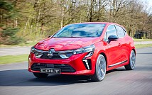 mitsubishi_colt_2023_czerwony_przod_na_drodze.jpg